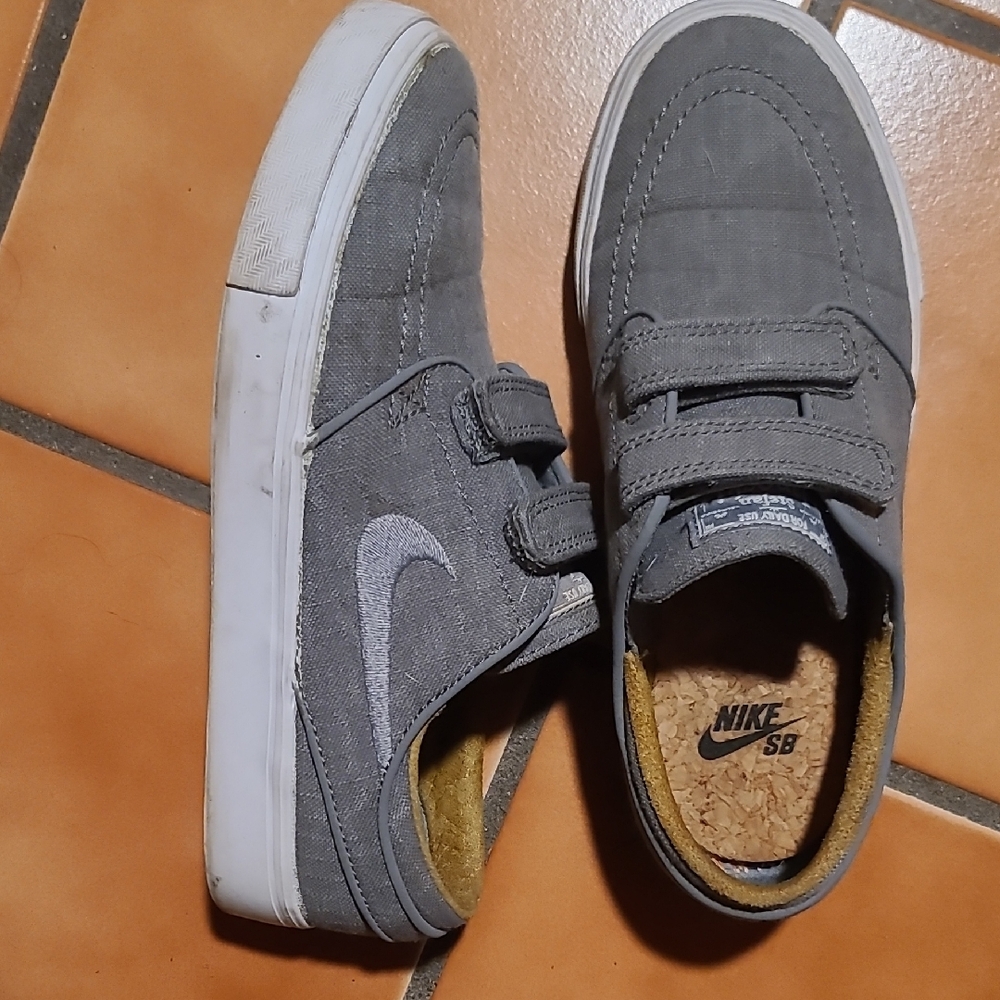 Nike Mens Gray and White Sneakers